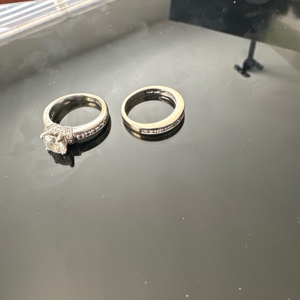 Engagement ring and wedding band set